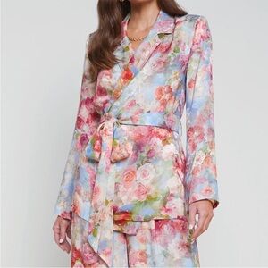 L'AGENCE | Ciara Robe Top in a multicolor soft cloud floral print Size XL